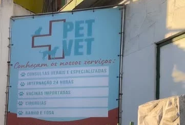 Placa da fachada da PetVet com a lista de serviços.